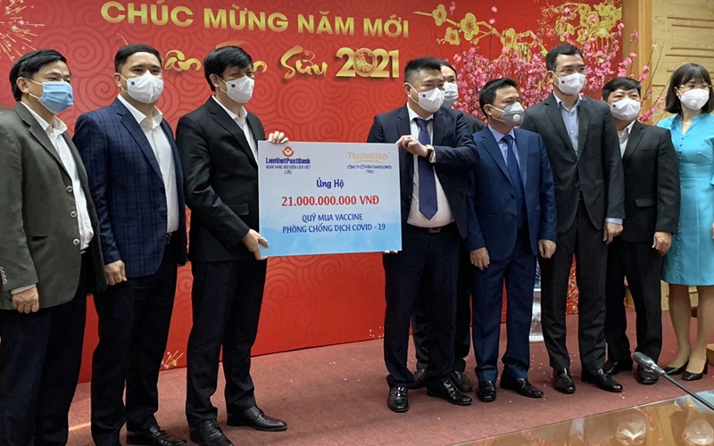 Bộ trưởng Y tế Nguyễn Thanh Long tiếp nhận 21 tỷ đồng từ đơn vị hỗ trợ.