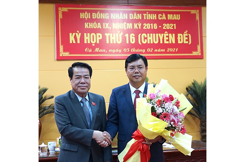 Bí thư Tỉnh ủy kiêm Chủ tịch HĐND tỉnh Cà Mau Nguyễn Tiến Hải (bìa phải) ra mắt tại kỳ họp. 