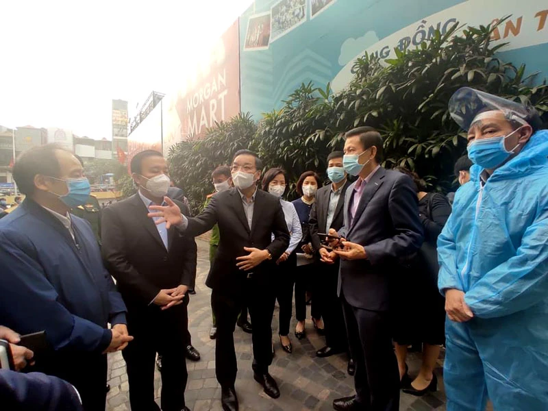 Chủ tịch UBND TP Hà Nội Chu Ngọc Anh kiểm tra công tác phòng, chống dịch ở tòa nhà 88 Láng Hạ (quận Đống Đa, Hà Nội).