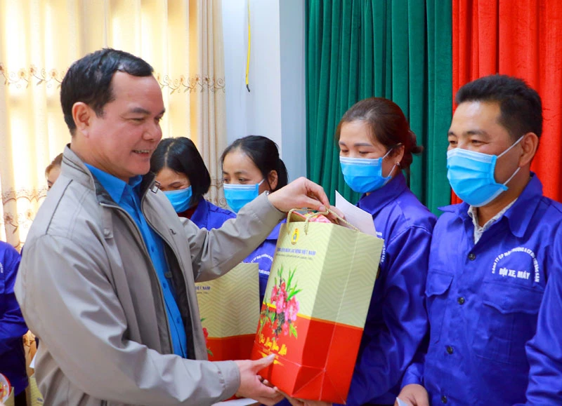 Chủ tịch Tổng LĐLĐ Nguyễn Đình Khang tặng quà công nhân, lao động Công ty CP Môi trường và Công trình đô thị trong chương trình Tết sum vầy do LĐLĐ tỉnh Bắc Kạn tổ chức. 