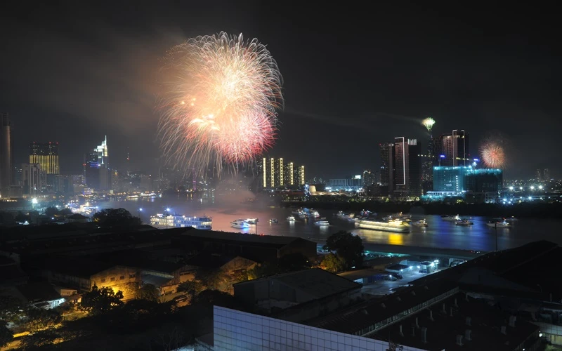 Bắn pháo hoa dịp tết dương lịch 2021 tại khu vực đầu đường hầm sông Sài Gòn (khu vực quận 2 cũ, hiện là TP Thủ Đức). (Ảnh: Quốc Thanh)