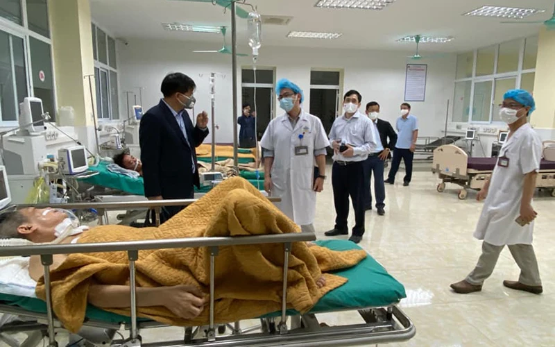 PGS, TS Đào Xuân Cơ - Phó Giám đốc Bệnh viện Bạch Mai khảo sát tại bệnh viện để chọn địa điểm thành lập bệnh viện dã chiến.