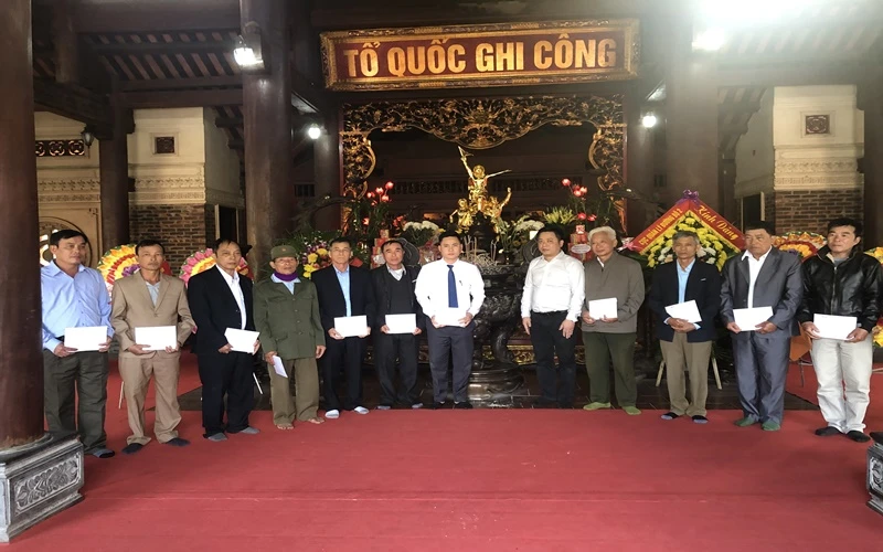 Báo Nhân Dân tặng quà Tết gia đình chính sách, hộ nghèo ở Nghệ An và Hà Tĩnh