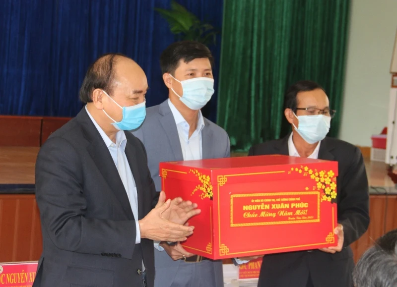 Thủ tướng trao quà Tết tặng tập thể xã Quế Phú.