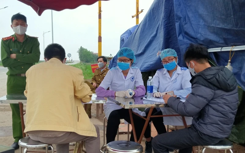 Thực hiện khai báo y tế tại chốt kiểm dịch cầu sông Hóa (tỉnh Thái Bình).