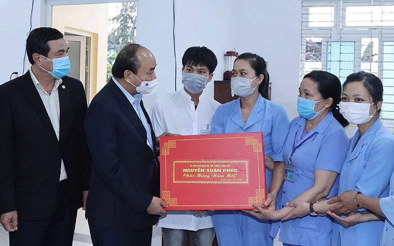 Thủ tướng Nguyễn Xuân Phúc thăm hỏi, trao quà tặng cán bộ, nhân viên Trung tâm Bảo trợ xã hội tỉnh Quảng Nam. Ảnh: Thống Nhất (TTXVN)