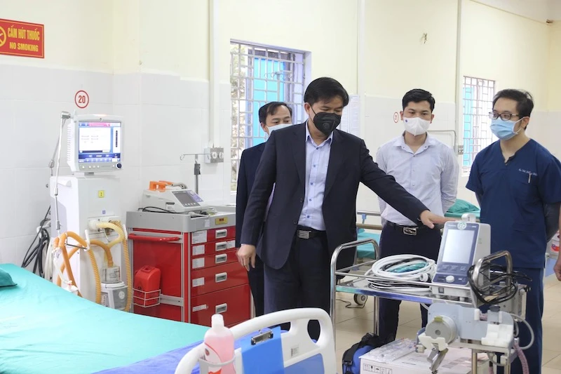 PGS,TS Đào Xuân Cơ, Phó Giám đốc Bệnh viện Bạch Mai kiểm tra hệ thống hồi sức, cấp cứu tại bệnh viện dã chiến.