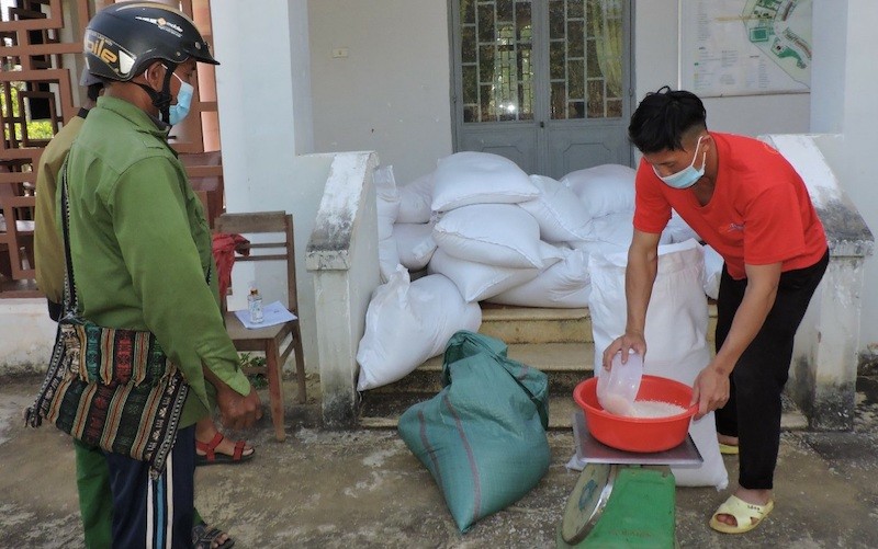 Người dân xã Ngọc Réo, huyện Đăk Hà, tỉnh Kon Tum nhận gạo hỗ trợ Tết của Chính phủ.