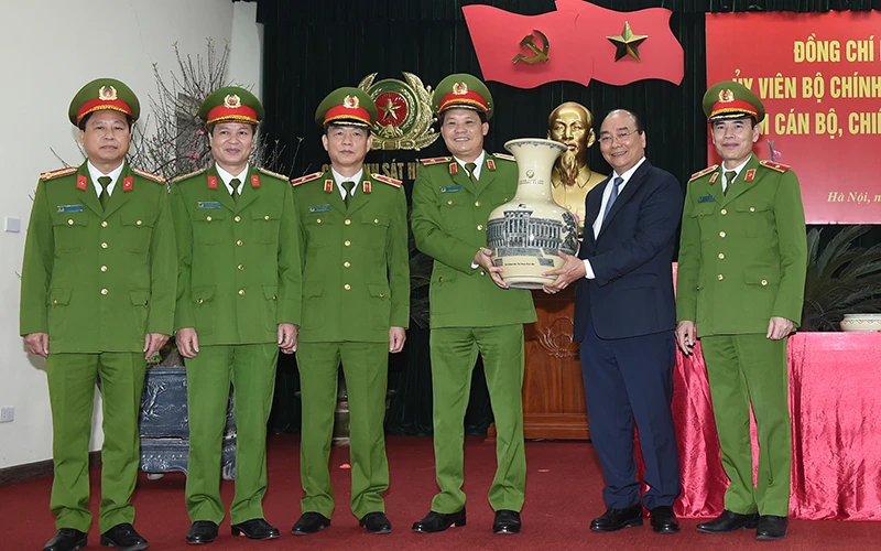 Thủ tướng Nguyễn Xuân Phúc thăm, chúc Tết lực lượng Cảnh sát hình sự.