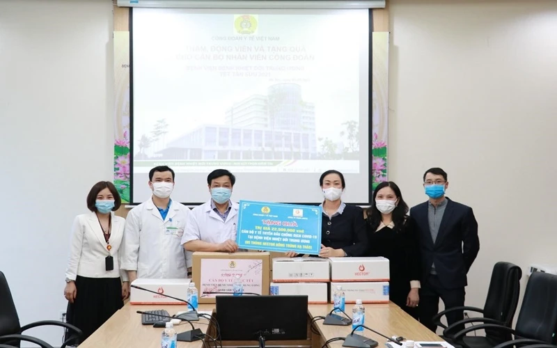 Chủ tịch CĐYT Việt Nam Phạm Thanh Bình trao quà hỗ trợ cán bộ y tế chống dịch và trực Tết tại Bệnh viện Nhiệt đới T.Ư.