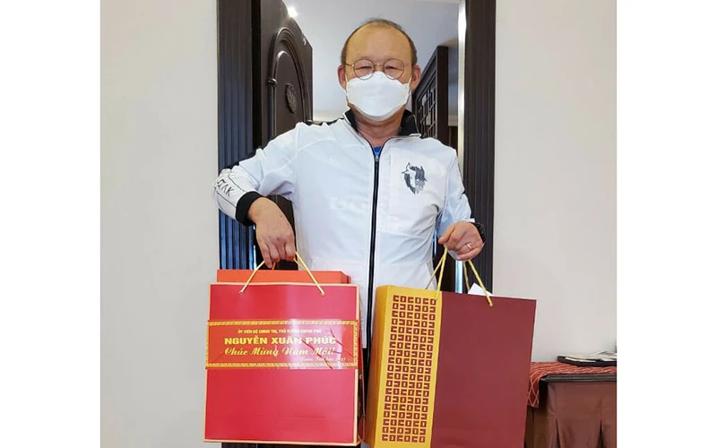 Huấn luyện viên Park Hang-seo và món quà của Thủ tướng Nguyễn Xuân Phúc.