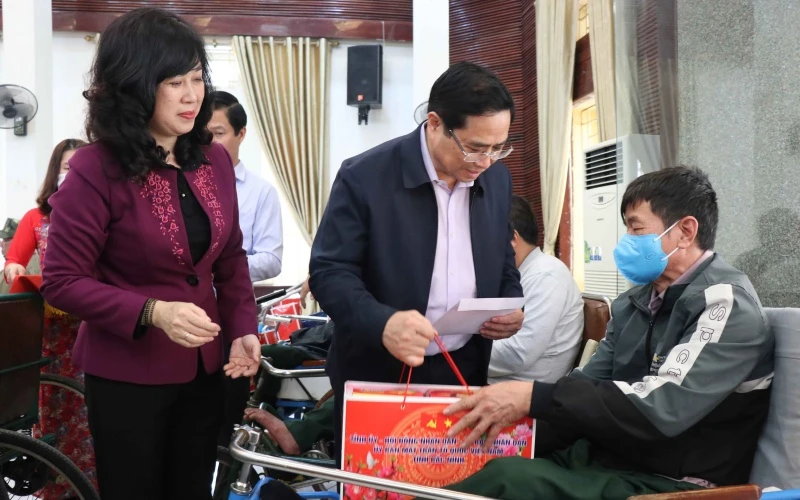 Đồng chí Phạm Minh Chính thăm, tặng quà Trung tâm Điều dưỡng thương binh Thuận Thành.