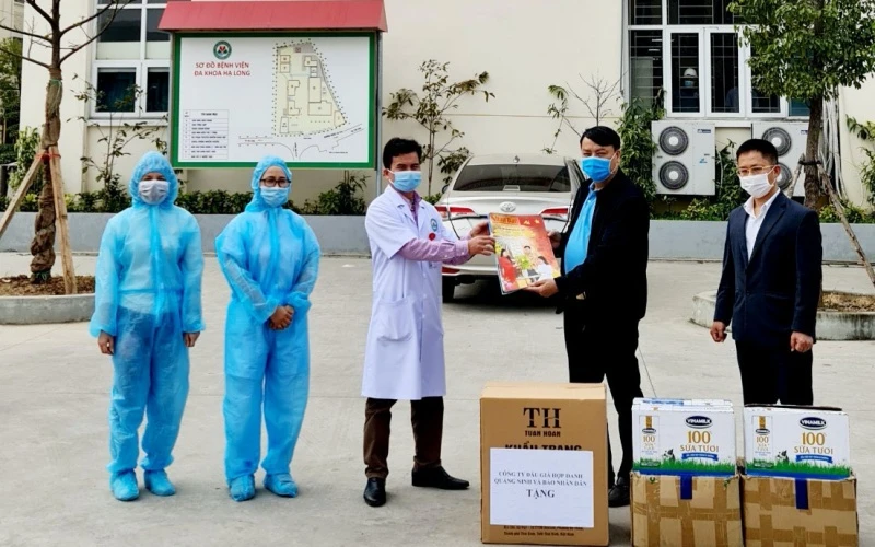 Văn phòng Báo Nhân Dân tại Quảng Ninh phối hợp Hội Nhà báo Quảng Ninh tặng các ấn phẩm báo Tết cho hai bệnh viện dã chiến số 2 và 3.