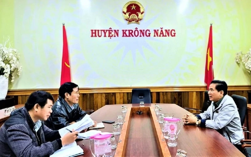 Chủ tịch UBND huyện Krông Năng Trương Hoài Anh làm việc với phóng viên Báo Nhân Dân thường trú tại Đắk Lắk về nội dung vụ việc.
