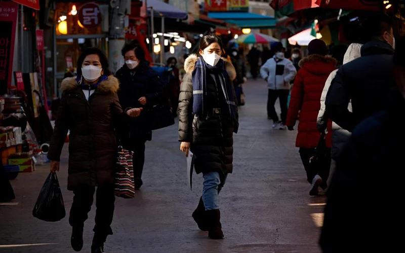 Tình hình dịch bệnh tại Hàn Quốc đang có dấu hiệu dịu lại kể từ làn sóng lây nhiễm thứ 3. Ảnh: Reuters