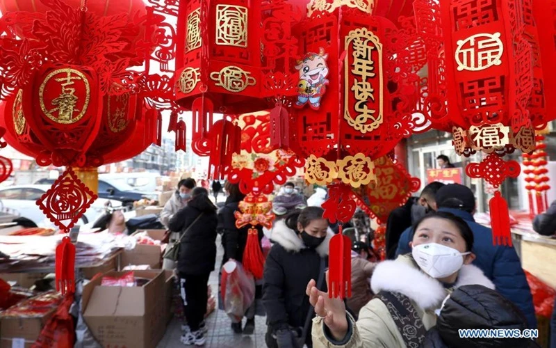 Sắc đỏ đặc trưng của lễ hội đón năm mới đã bao phủ một khu chợ của TP Thạch Gia Trang, thủ phủ tỉnh Hà Bắc, Trung Quốc. Thành phố này dần trở lại nhịp sống bình thường sau một năm đại dịch Covid-19 bùng phát. (Ảnh: Tân Hoa xã)