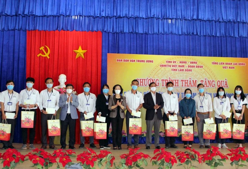 Đồng chí Trương Thị Mai và lãnh đạo tỉnh Lâm Đồng trao quà Tết tặng đội ngũ y tế làm nhiệm vụ phòng, chống dịch Covid-19 tại Lâm Đồng.
