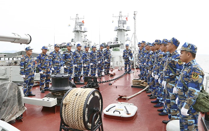 Cán bộ, chiến sĩ tàu 379, Lữ đoàn 167, Vùng 2 Hải quân quán triệt nhiệm vụ trước khi bước vào huấn luyện.