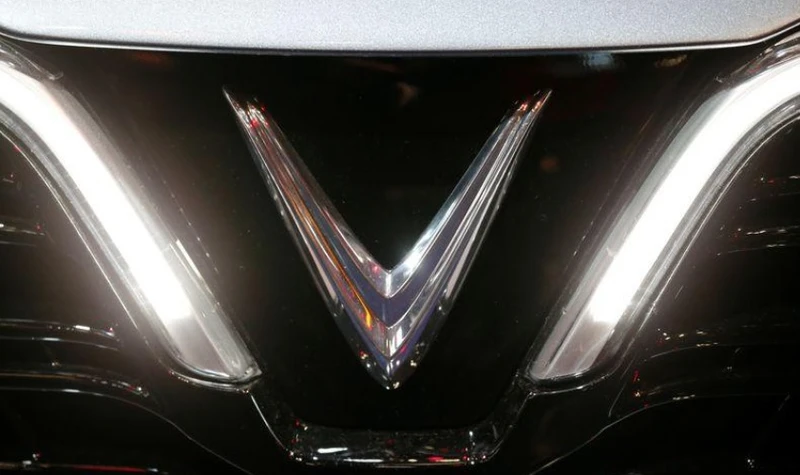 Logo VinFast xuất hiện trên một chiếc ô tô trong ngày họp báo đầu tiên của triển lãm ô tô tại Paris, Pháp, ngày 2-10-2018. Ảnh: Reuters.