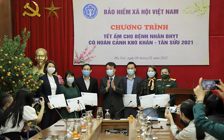 Tổng Giám đốc BHXH Việt Nam Nguyễn Thế Mạnh dự và phát động chương trình. 