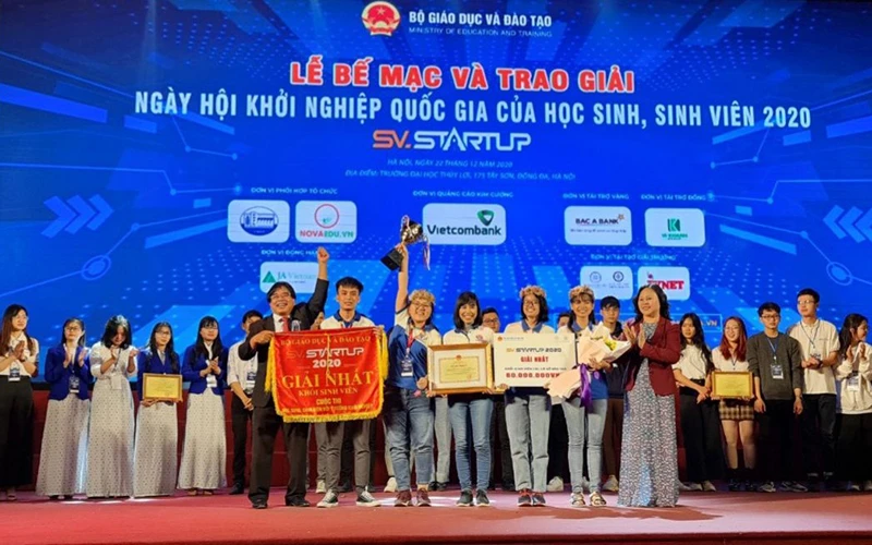 Nhóm dự án "Phế phẩm nông nghiệp - Tài nguyên giấy bao bì" của Trường đại học Sư phạm TP Hồ Chí Minh nhận giải nhất cuộc thi "Học sinh, sinh viên với ý tưởng khởi nghiệp". Ảnh: TUYẾT NHUNG