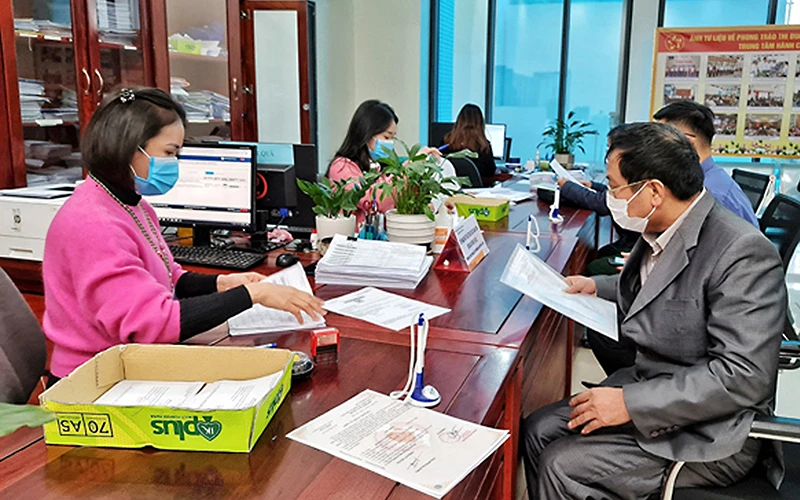 Giải quyết thủ tục hành chính cho người dân tại Trung tâm hành chính công tỉnh Bắc Ninh. Ảnh: HÀ AN