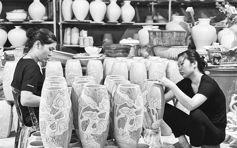 Hợp tác xã sản xuất, kinh doanh gốm sứ Tân Thịnh, làng gốm Bát Tràng tạo việc làm cho nhiều lao động địa phương.