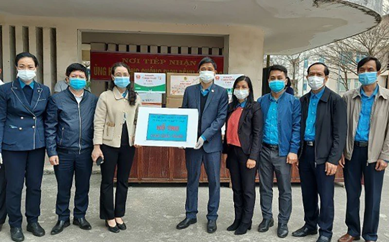 Ðoàn công tác Tổng Liên đoàn Lao động Việt Nam tặng quà cán bộ chống dịch tại tỉnh Hải Dương. Ảnh: NGÔ ANH VĂN
