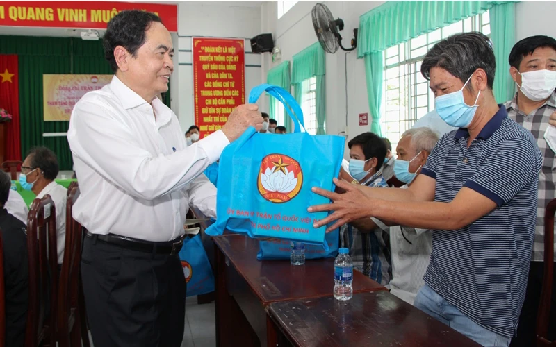 Đồng chí Trần Thanh Mẫn, Ủy viên Bộ Chính trị, Chủ tịch UBTƯ MTTQ Việt Nam tặng quà Tết cho gia đình chính sách, hộ nghèo ở xã Thạnh Xuân (tỉnh Hậu Giang).