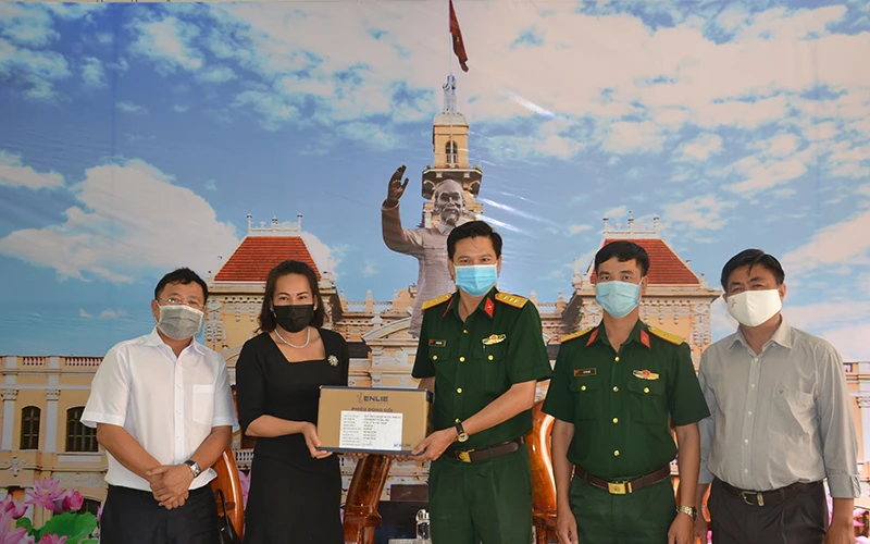 Báo Nhân Dân, đơn vị tài trợ trao quà cho Trường quân sự TP Hồ Chí Minh.