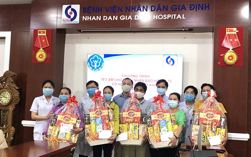 Đại diện BHXH TP Hồ Chí Minh tặng quà Tết cho bệnh nhân BHYT có hoàn cảnh khó khăn tại Bệnh viện Nhân dân Gia Định.