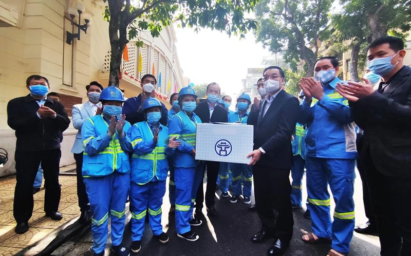 Chủ tịch UBND TP Chu Ngọc Anh tặng quà công nhân Tổ sản xuất số 7, chi nhánh Hoàn Kiếm của Công ty TNHH MTV Môi trường Đô thị Hà Nội.