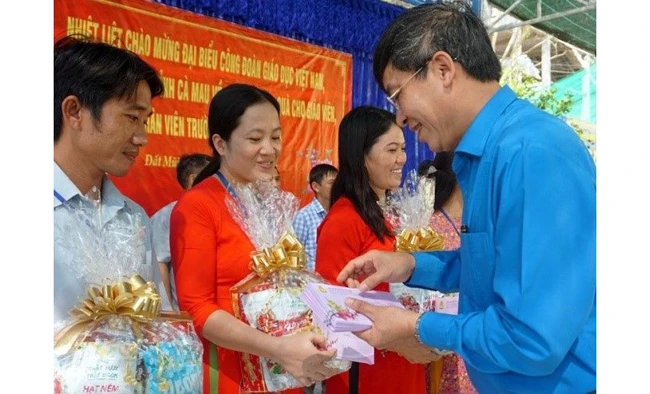 Đại diện Công đoàn Giáo dục Việt Nam trao quà tặng giáo viên tại xã Đất Mũi, huyện Ngọc Hiển (Cà Mau).