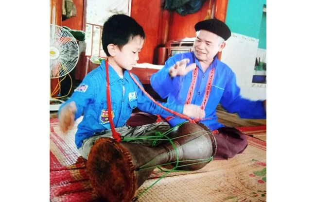 Nghệ nhân Sầm Văn Dừn truyền dạy những làn điệu sình ca cho thế hệ trẻ.
