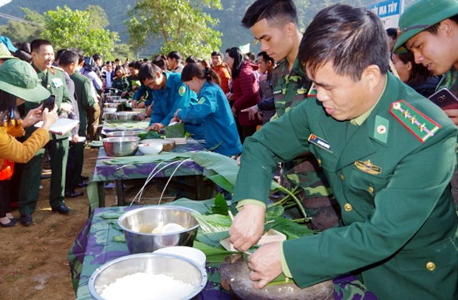 Cán bộ, chiến sĩ Đồn Biên phòng Pa Thơm gói bánh chưng tặng người dân vùng biên giới Việt Nam - Lào.