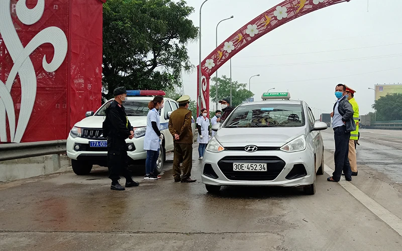 Tỉnh Thái Bình tiếp tục duy trì hoạt động của bảy chốt kiểm dịch ra vào địa bàn tỉnh (Trong ảnh: Chốt kiểm dịch cầu Tân Đệ, giáp ranh tỉnh Nam Định).