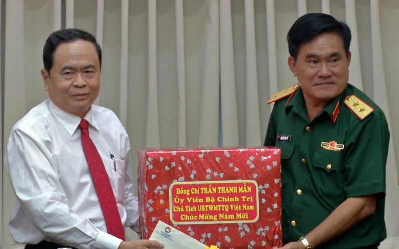 Đồng chí Trần Thanh Mẫn tặng quà cho LLVT Quân khu 9