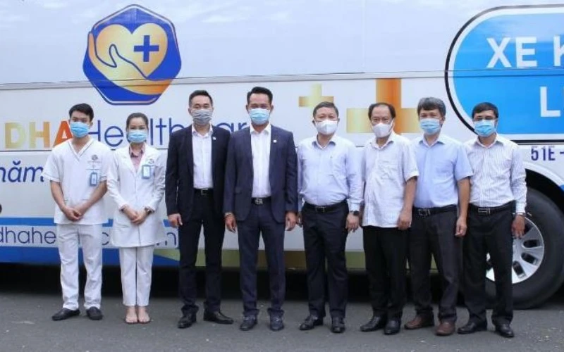 Đại diện Tập đoàn TTC và Công ty CP Y tế DHA trao xe cho Sở Y tế TP Hồ Chí Minh.