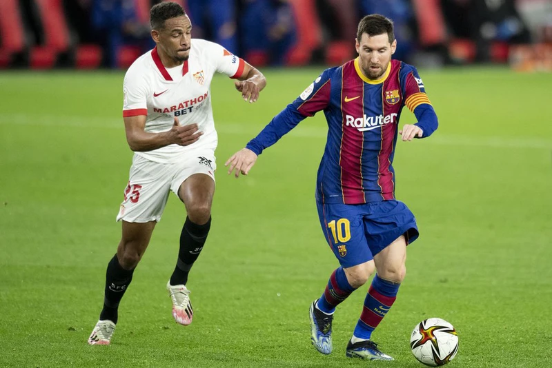 Messi không thể cứu Barca khỏi trận thua lượt đi. (Ảnh: Getty Images)