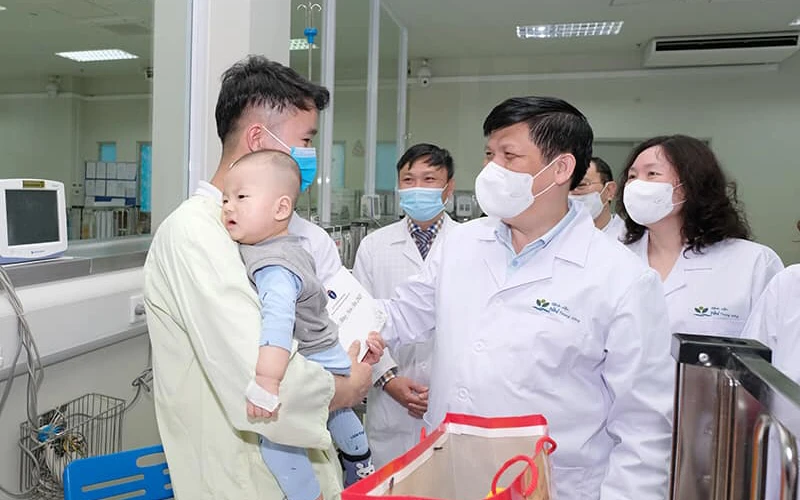 GS, TS Nguyễn Thanh Long chúc Tết các bệnh nhi đang nằm điều trị tại BV Nhi Trung wong.