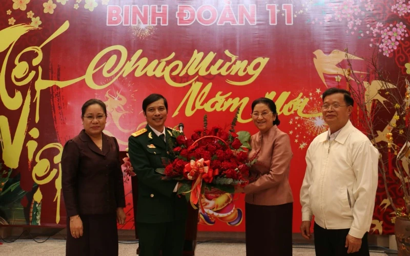 Chủ tịch Quốc hội Lào Pany Yathotou (thứ hai từ phải sang) tặng hoa chúc mừng năm mới cán bộ, chiến sĩ Binh đoàn 11, chiều 11-2.