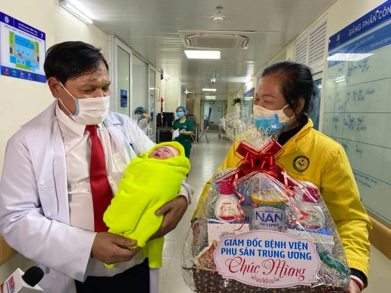 PGS, TS Trần Danh Cường, Giám đốc Bệnh viện Phụ sản Trung ương thực hiện ca đỡ đẻ, chào đón công dân nhí đầu tiên năm Tân Sửu.