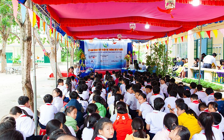 Bàn giao thiết bị xử lý nước của TS Trần Văn Huy và cộng sự cho điểm trường ở Khánh Hòa.