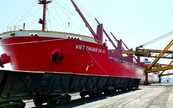 Tàu Việt Thuận 56-01 vào Cảng Cẩm Phả nhận tấn than đầu tiên của năm mới.