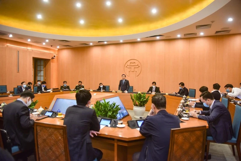 Phó Chủ tịch UBND TP Hà Nội Chử Xuân Dũng chỉ đạo phiên họp Ban Chỉ đạo phòng chống Covid-19 của TP Hà Nội chiều 13-2.