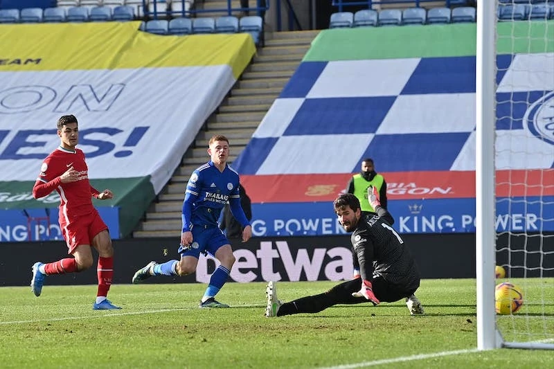 Barnes (áo xanh) ghi bàn thứ ba cho Leicester.