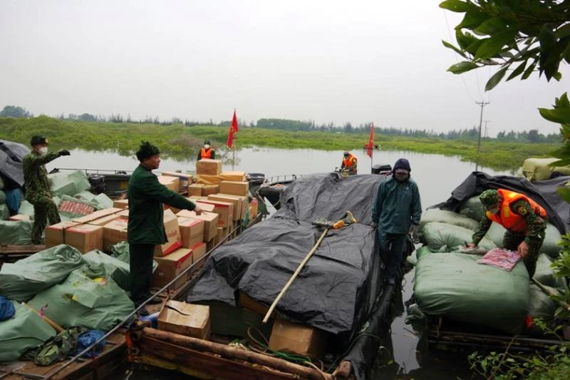 Bộ đội Biên phòng Quảng Ninh bắt giữ vụ vận chuyển trái phép chín tấn hàng hóa qua biên giới.