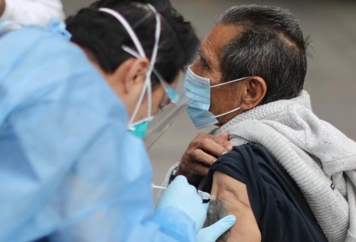 Một người đàn ông vô gia cư được tiêm vaccine Covid-19 ở Los Angeles, California, Mỹ, ngày 10-2 . Ảnh: Reuters.