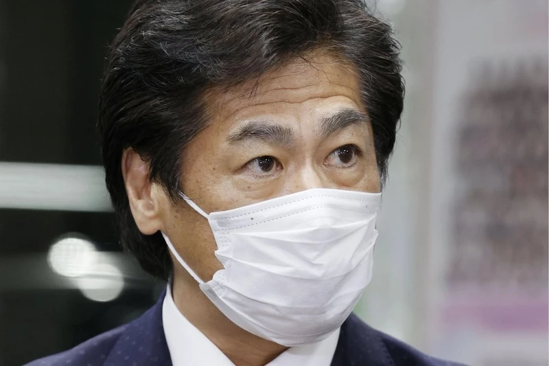 Bộ trưởng Y tế Nhật Bản Norihisa Tamura thông báo với các phóng viên về việc phê duyệt vaccine ngừa Covid-19. Ảnh: AP.