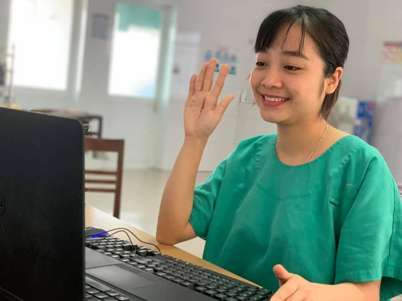 BS Đỗ Thị Băng Ngân - bác sĩ điều trị Khu B3, Bệnh viện Dã chiến số 2 Quảng Ninh nhận lời chúc từ người yêu qua video call.